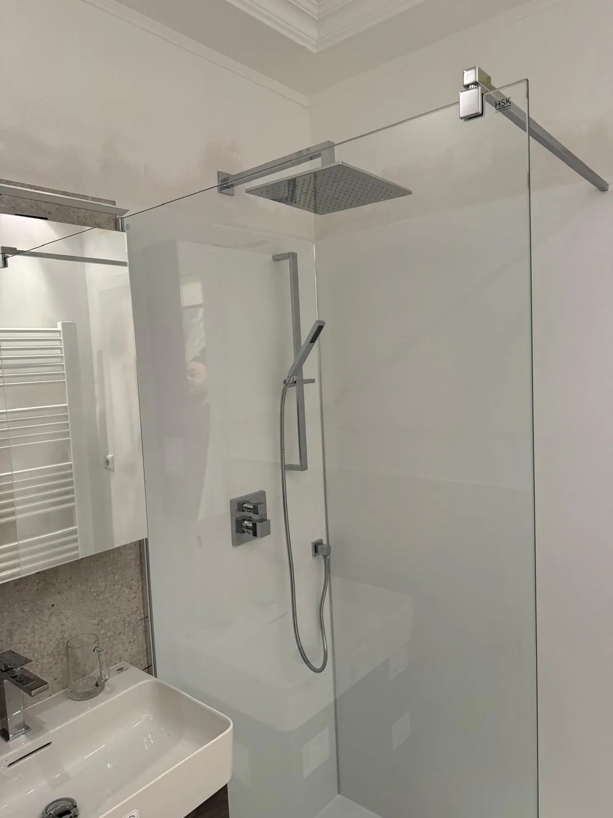 Modernisierte Walk-in-Dusche mit Glasabtrennung und Regendusche